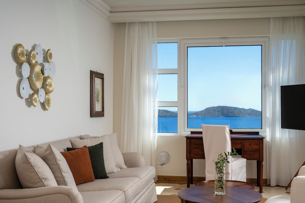 Two Bedroom Deluxe Family Suite with Sea View - Photo 5