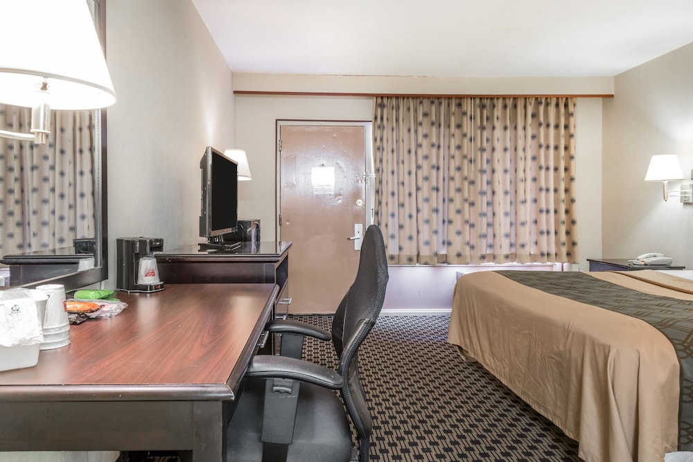 Standard Room, 1 King Bed - Photo 1