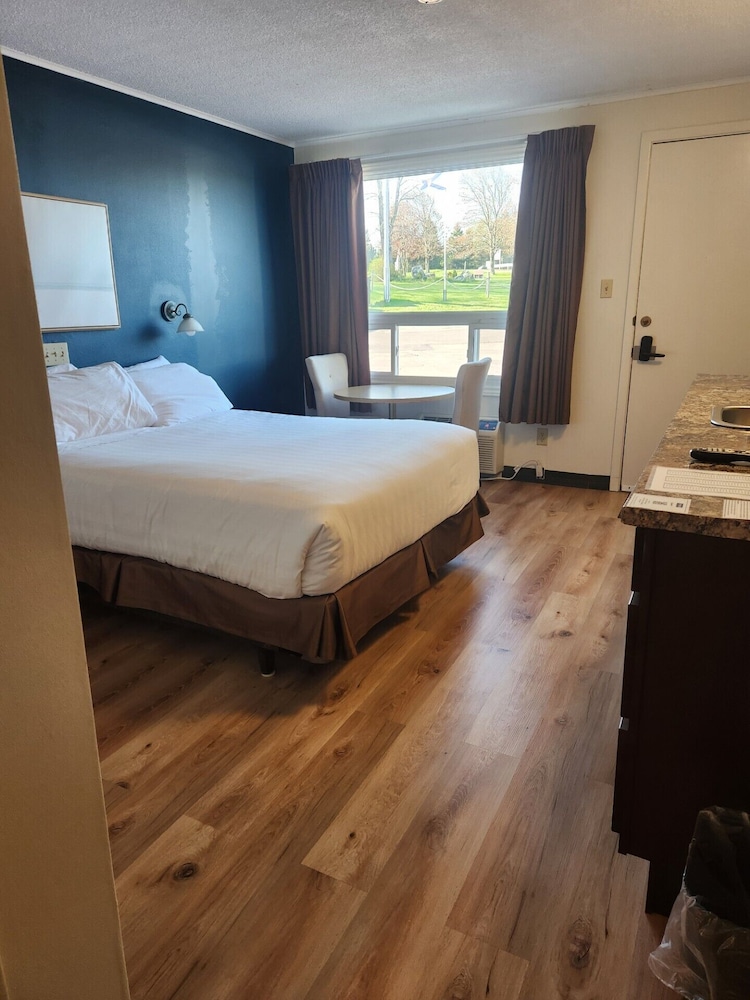 Room, 1 Queen Bed, Non Smoking, Kitchenette (Drive-Up) - Photo 3