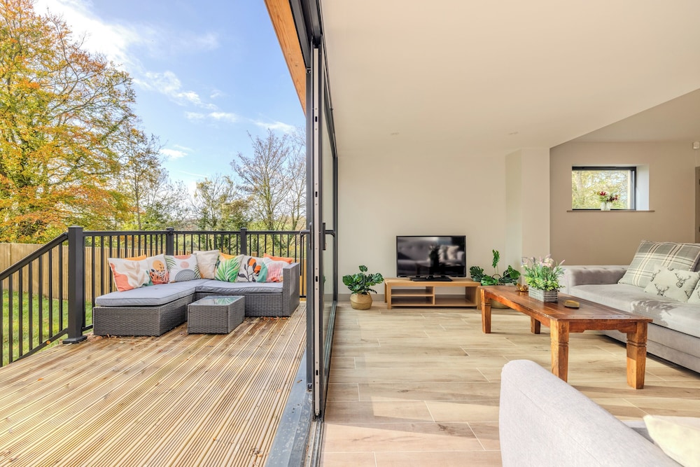 Superior House, Garden View photo 1