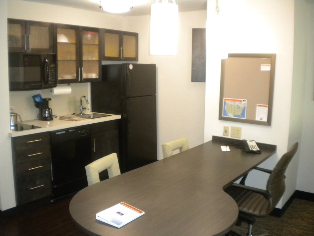 Suite, 1 Bedroom (Living and Dining Area) photo 3