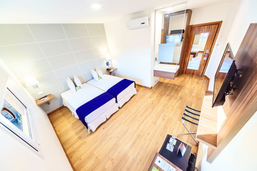 Standard Room, 2 Twin Beds photo 2