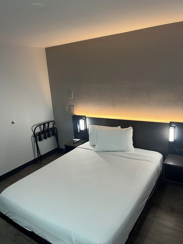 Deluxe Room, 1 Double Bed, Non Smoking, Refrigerator & Microwave photo 2