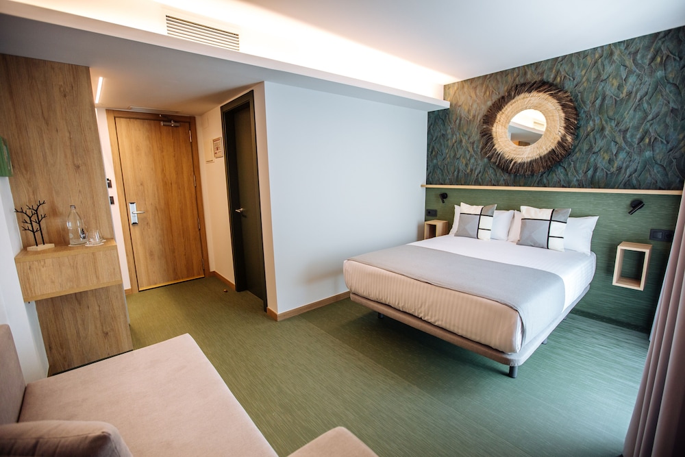 Design Double Room, 1 Queen Bed, Mountain View, Garden Area - Photo 24