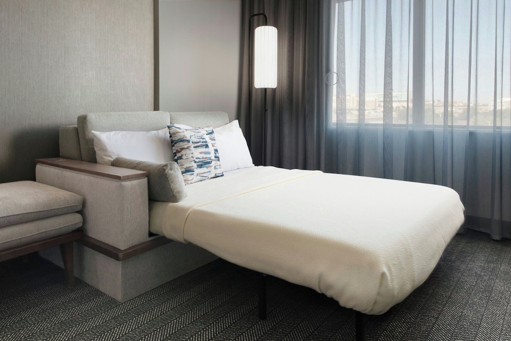 Suite, 1 King Bed (Hearing Accessible)