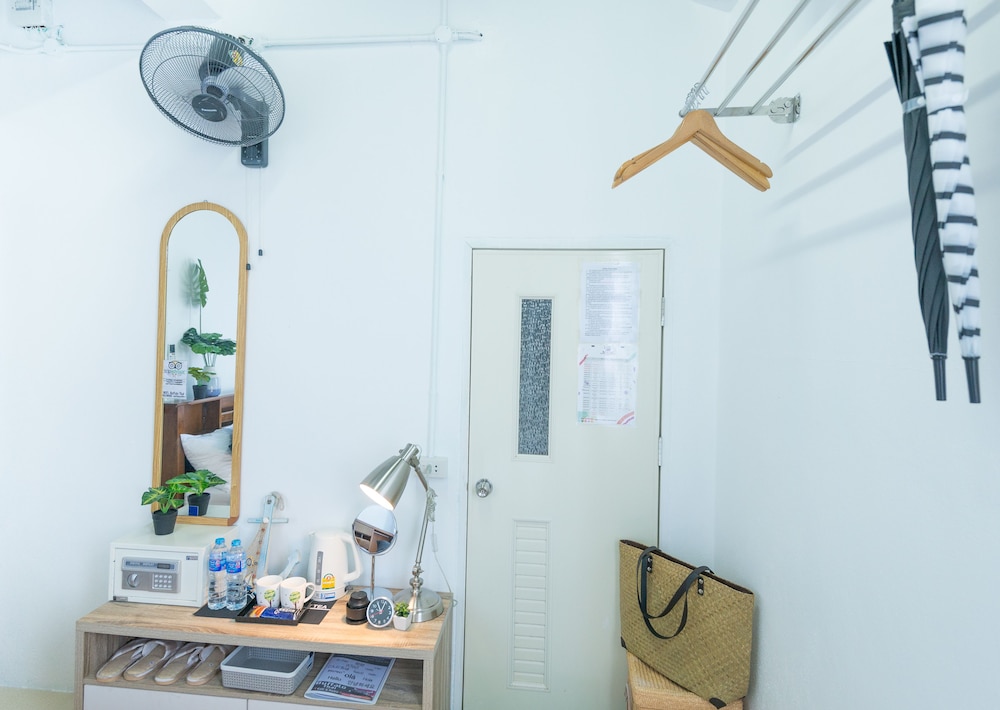 Budget Smaller Room photo 2