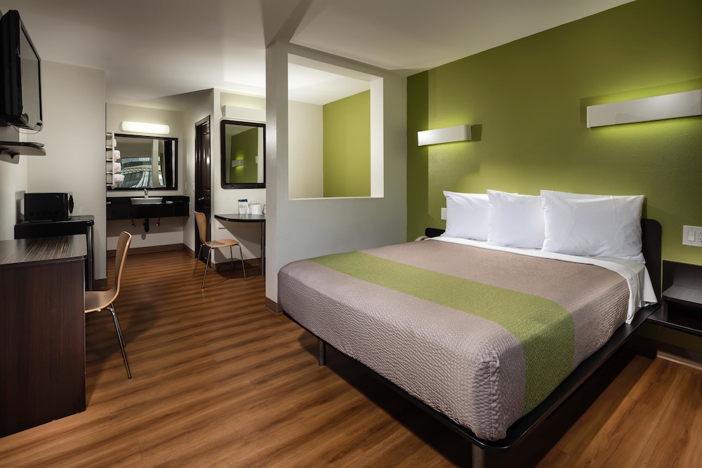Deluxe Room, 1 King Bed, Non Smoking, Refrigerator & Microwave photo 1