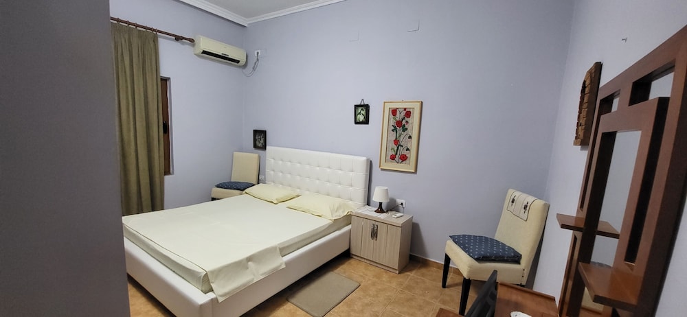 Basic Double Room, 1 Queen Bed, Garden View photo 2