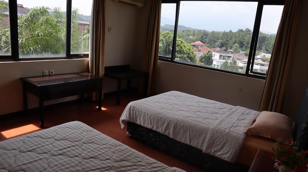 Standard Twin Room, City View