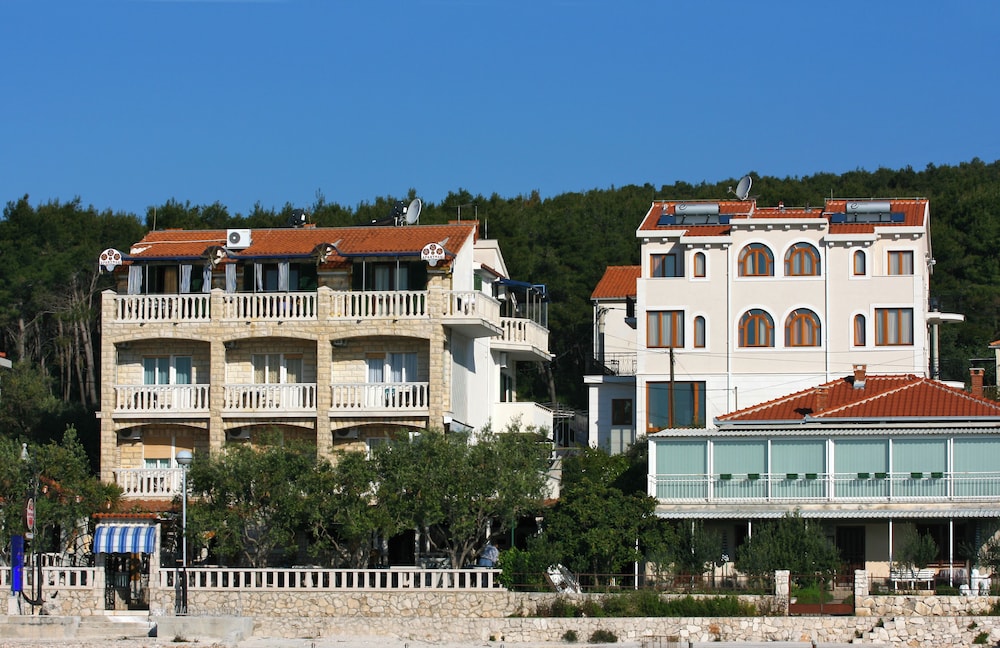 Traditional Loft, 2 Queen Beds, Ocean View, Beachfront