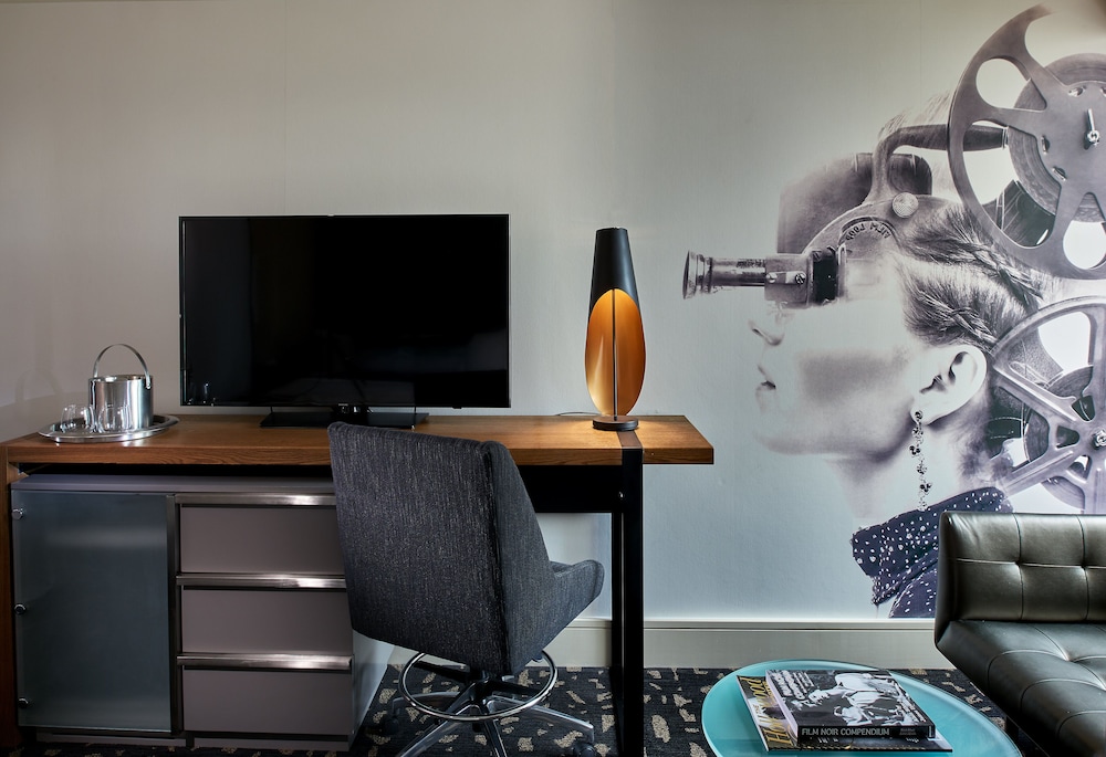 Room, 1 King Bed, Accessible (Communications, Roll-In Shower)