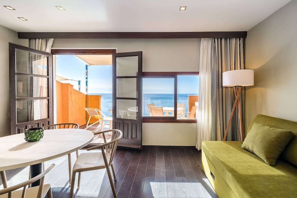 Deluxe Suite, Sea View (Junior) - Photo 14
