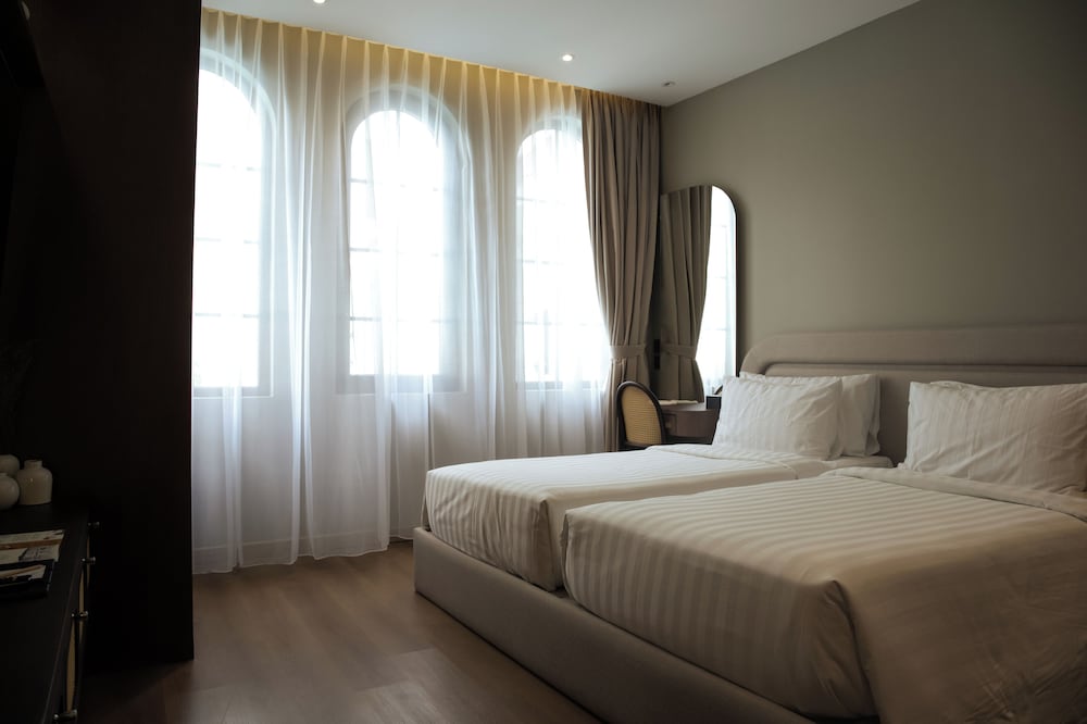 Deluxe Room, Pool View - Photo 10