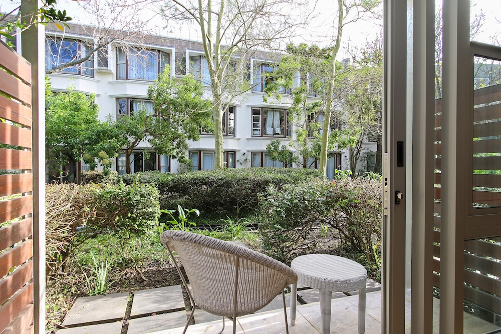 Deluxe Room, 1 King Bed, Courtyard View (Deluxe Courtyard Room) - Photo 5
