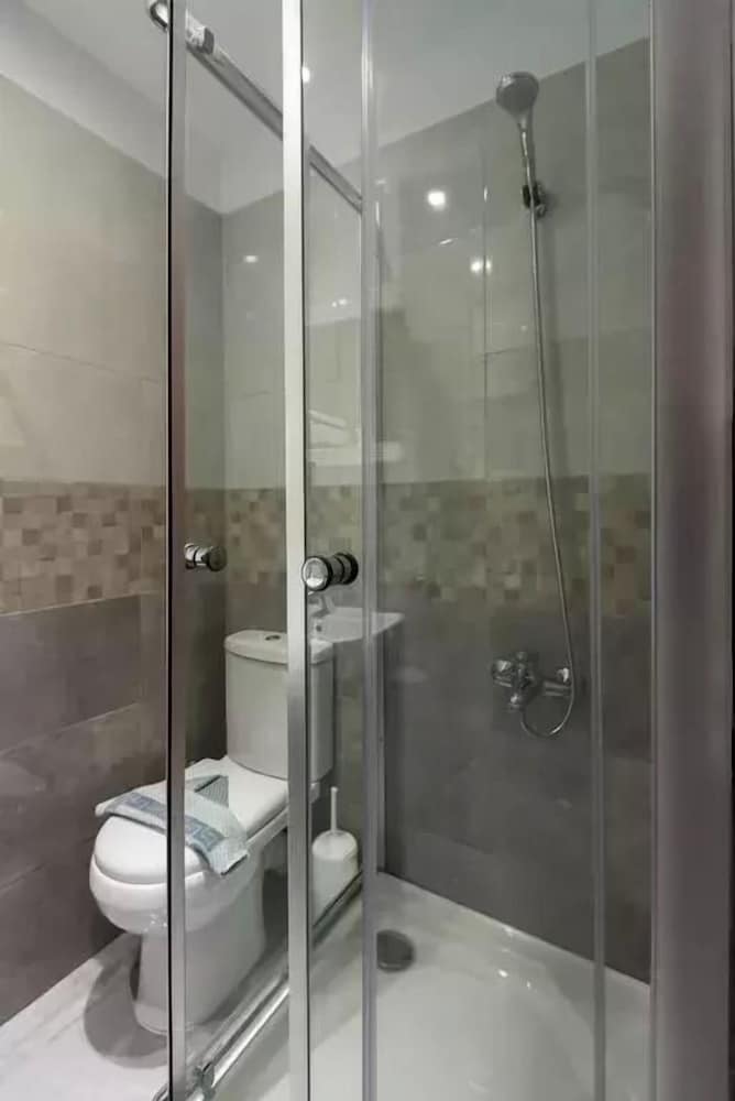 Twin Room (Front View) - Photo 2