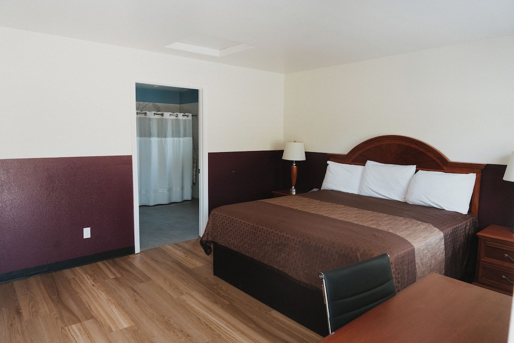 Standard Room, 1 King Bed, Accessible - Photo 1