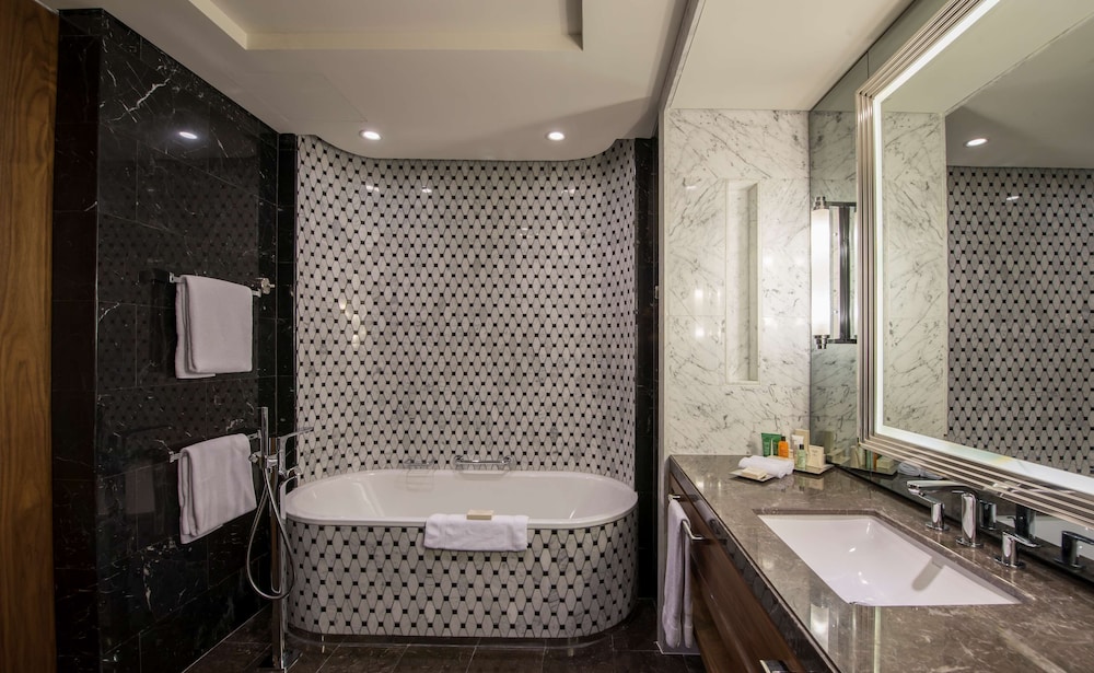 Executive Suite, 1 King Bed (Taksim, Lounge Access) thumbnail 5