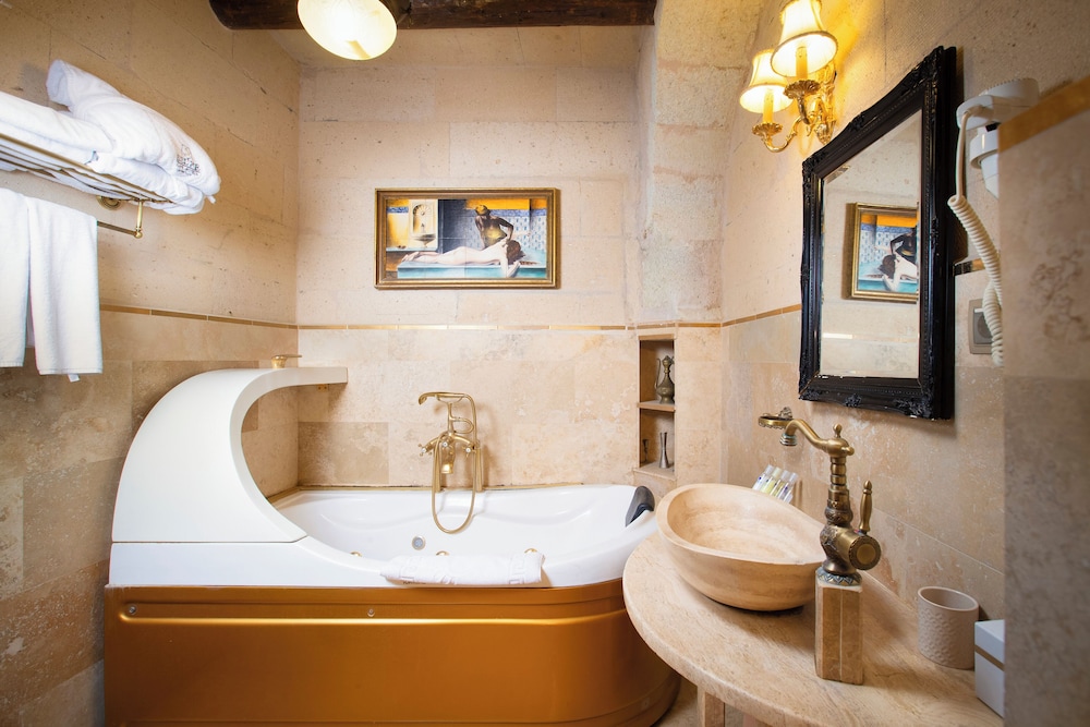 Deluxe Cave Room With Jakuzzi - Photo 4