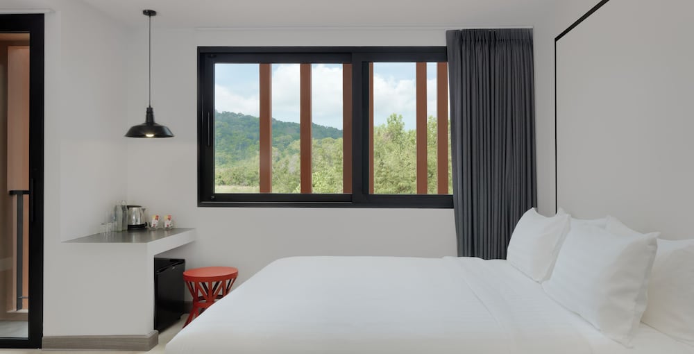 Superior Room, 1 King Bed, Non Smoking, Mountain View - Photo 3