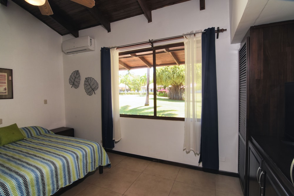 Luxury Villa, 2 Bedrooms, Partial Sea View