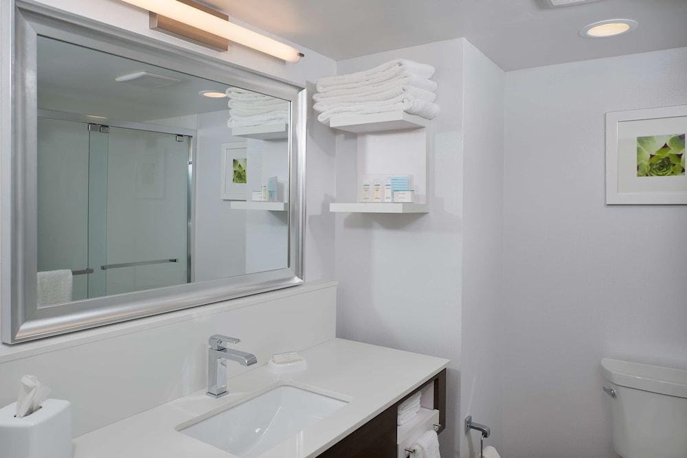 Room, 2 Queen Beds, Refrigerator - Photo 4