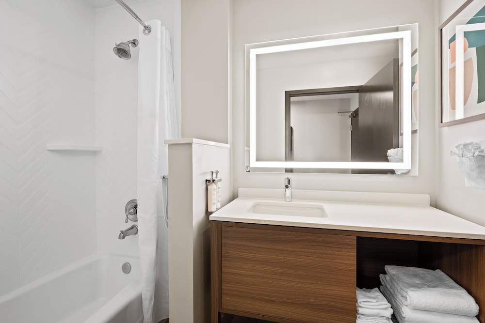 Suite, 1 King Bed, Accessible (Mobility, Accessible Tub) - Photo 5