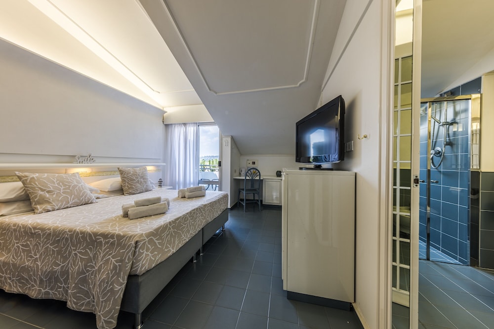 Standard Double or Twin Room - Photo 19