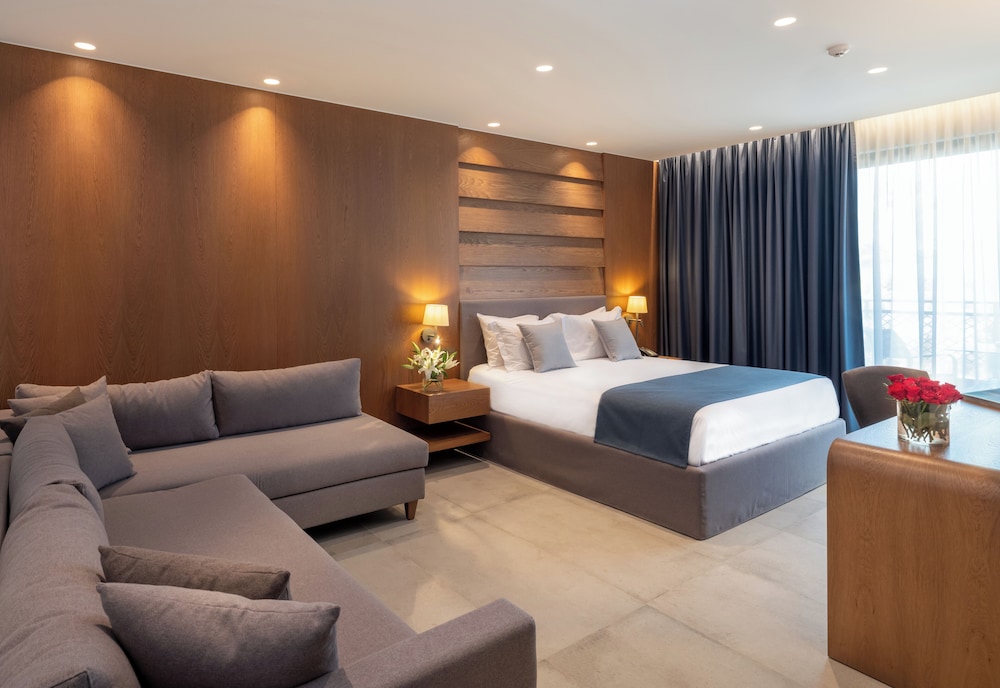 Luxury family room open plan SEA Front thumbnail 5