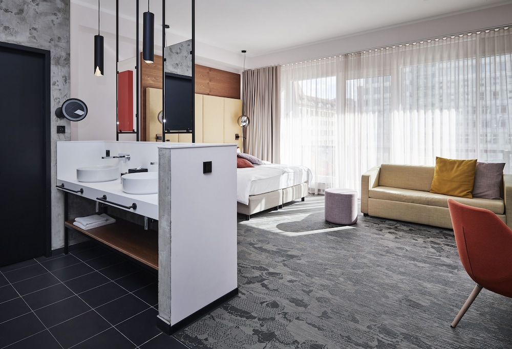 Suite with Balcony & River view - Photo 5