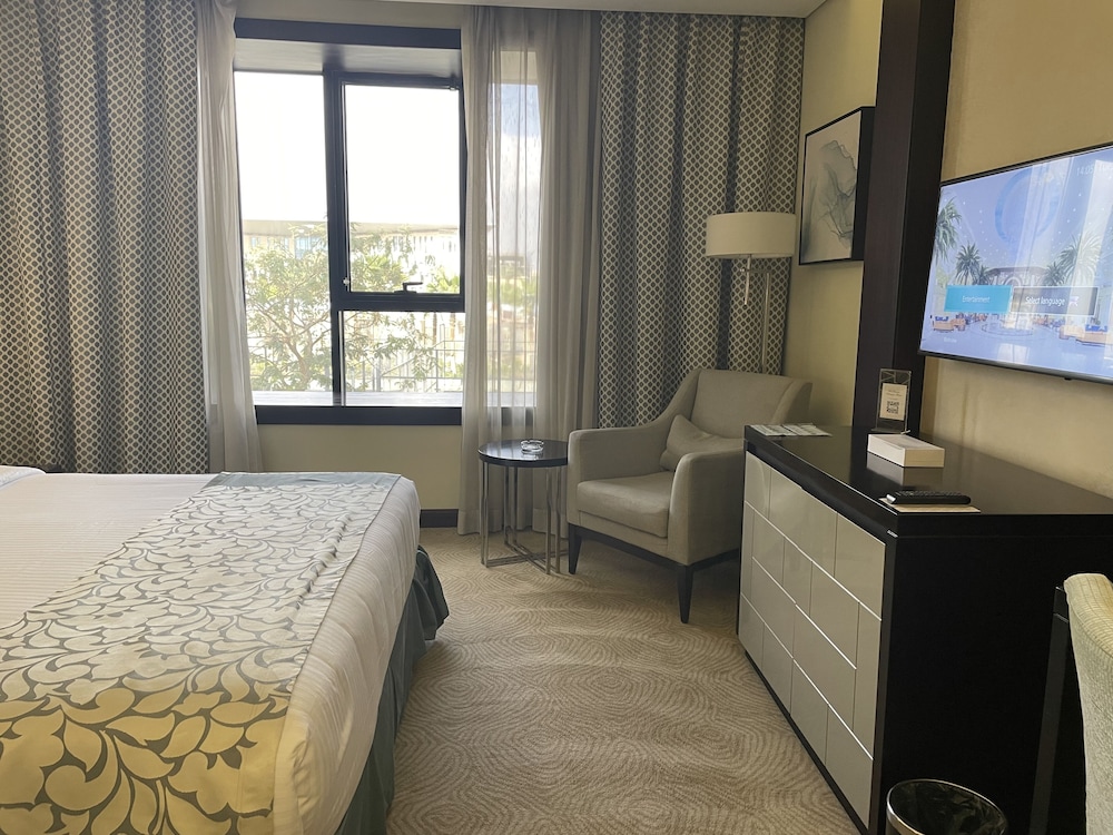 Deluxe City View Room, King Bed - Photo 3