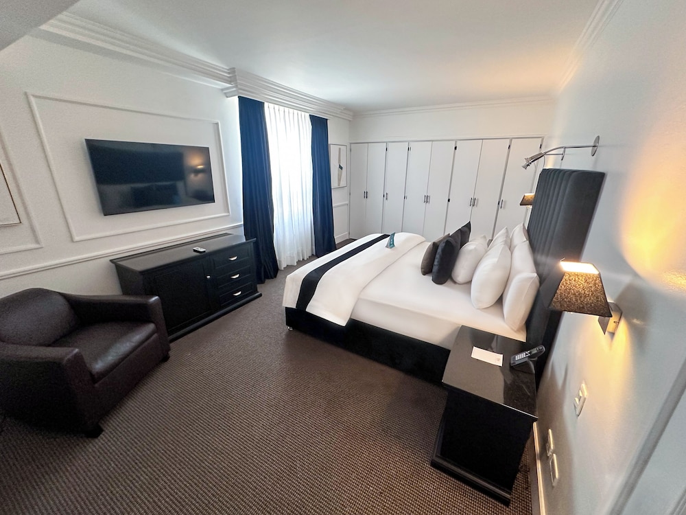 Suite - Photo 11