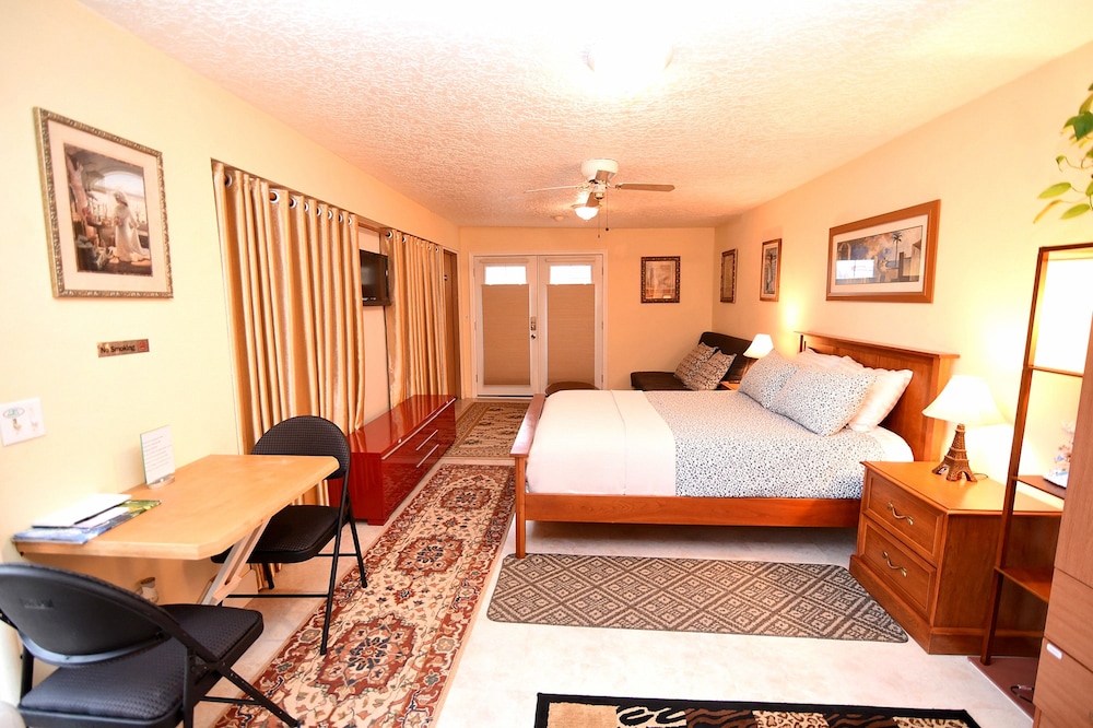Classic Studio, 1 Queen Bed photo 1