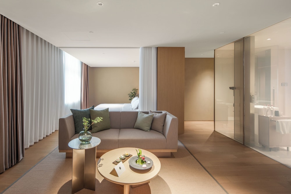 Luxury Suite, 1 Queen Bed, Patio, City View