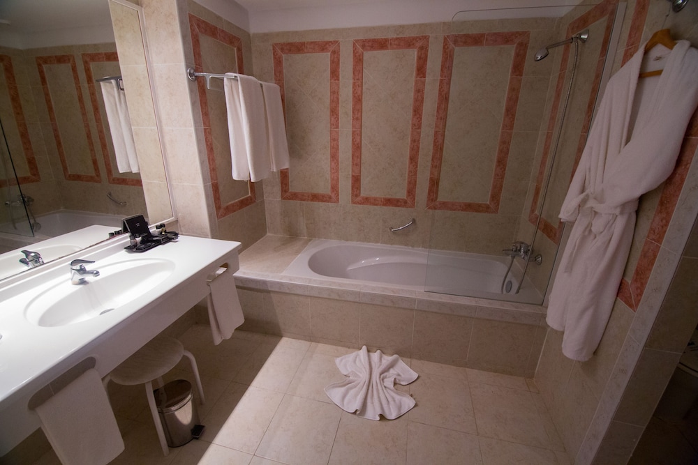 Standard Room, Multiple Beds, Balcony, Sea View - Photo 9