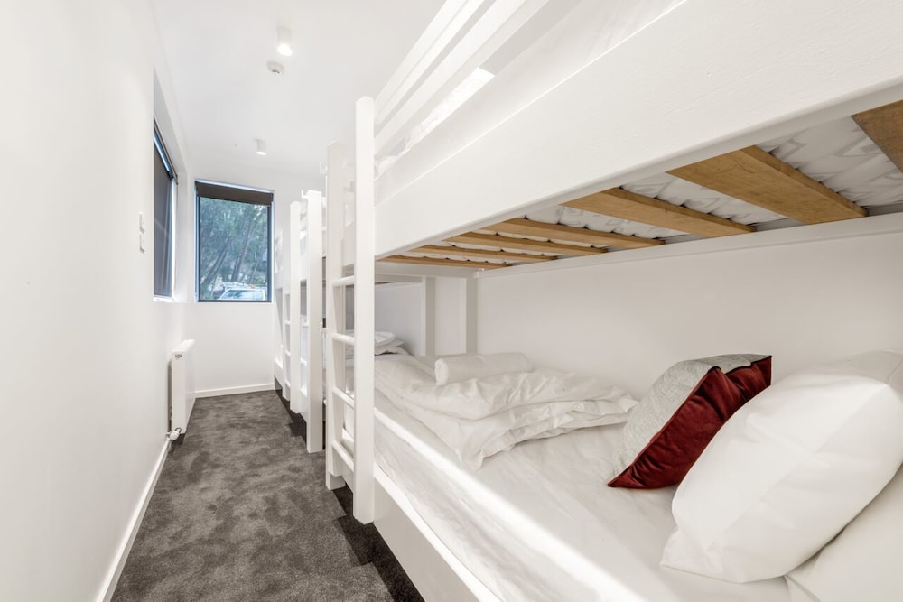 6 Share 2 Bedrooms (1 King and 2 Bunks) photo 2