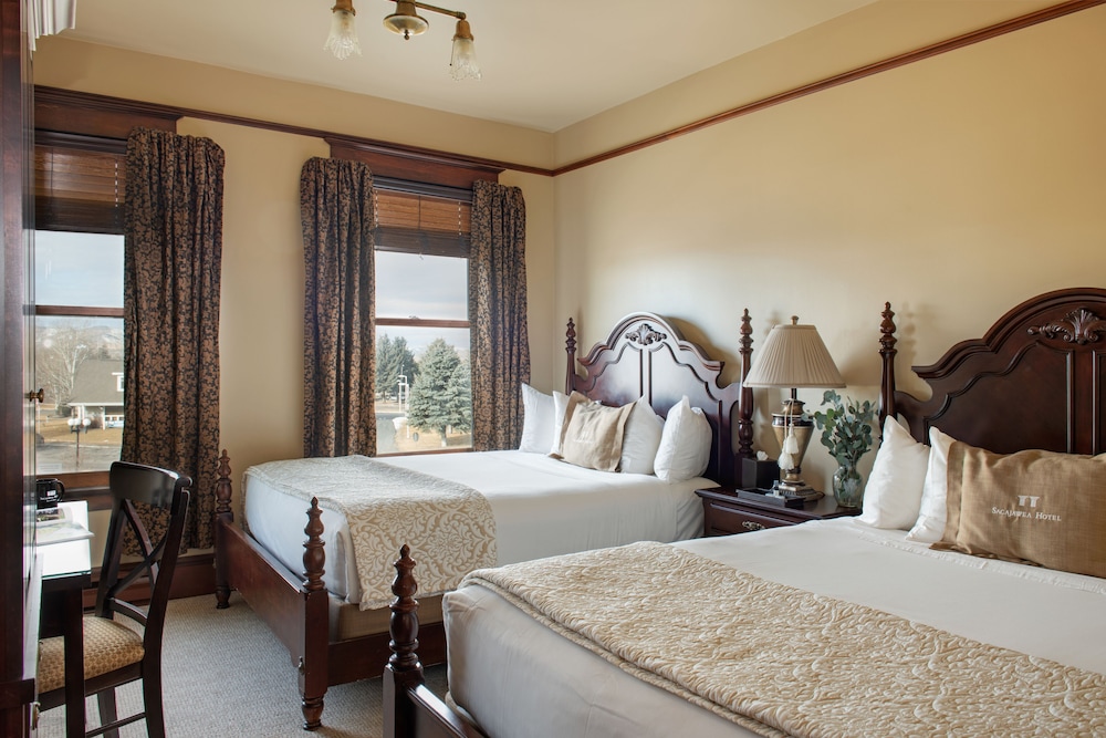 Double Room, 2 Double Beds (Lewis & Clark)