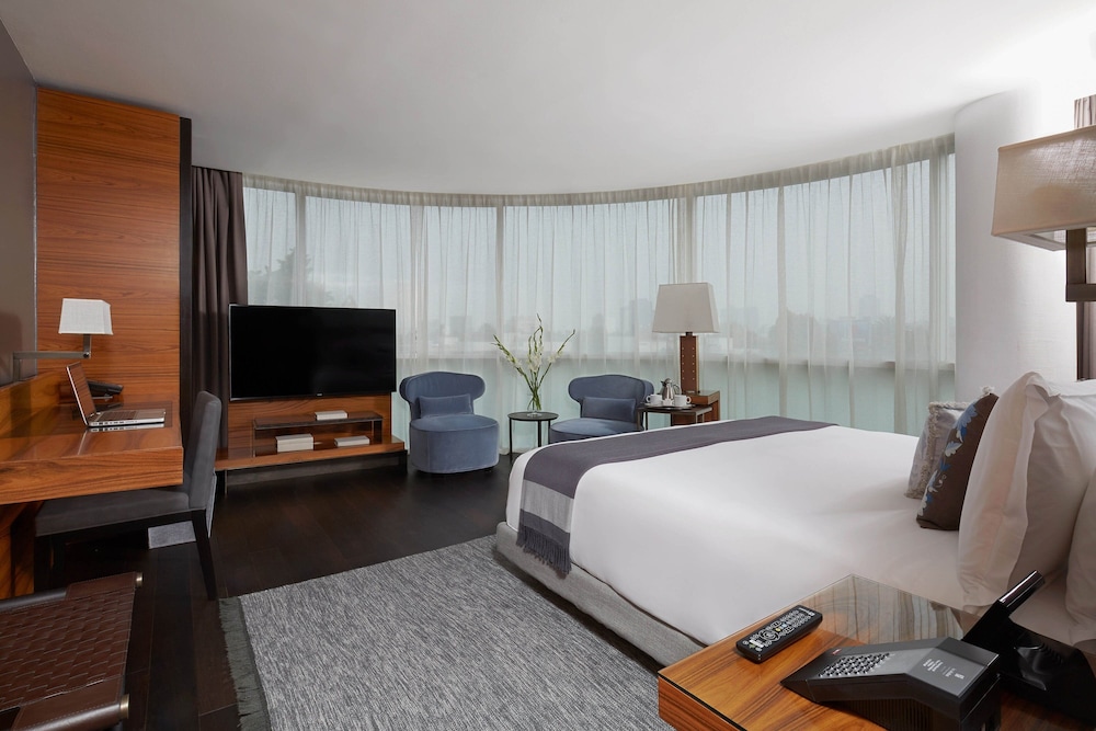 Premium Room, 1 King Bed, Corner - Photo 1