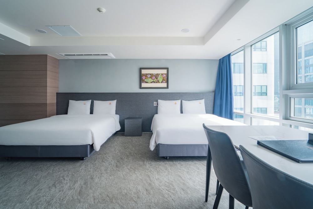 [Pool Package] Triple Suite, Partial Ocean View + Free Pool Access for 2 - Photo 2