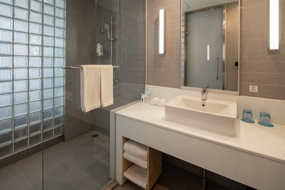 Standard Room, 1 Queen Bed, Lake View (Extra Floor Space) photo 2