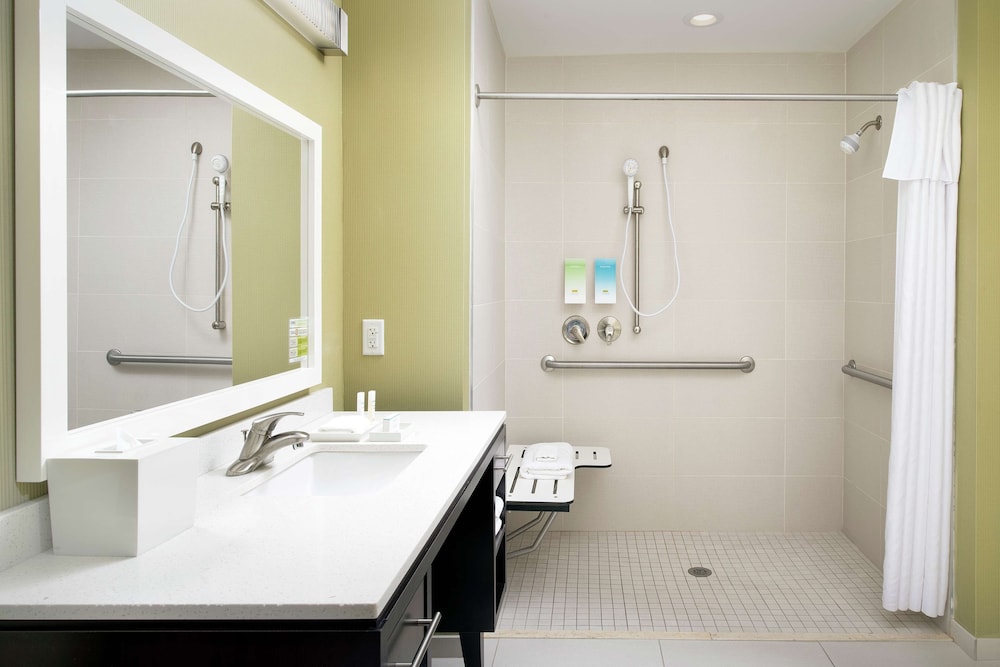 Suite, 1 King Bed, Accessible, Non Smoking (Roll In Shower) - Photo 3
