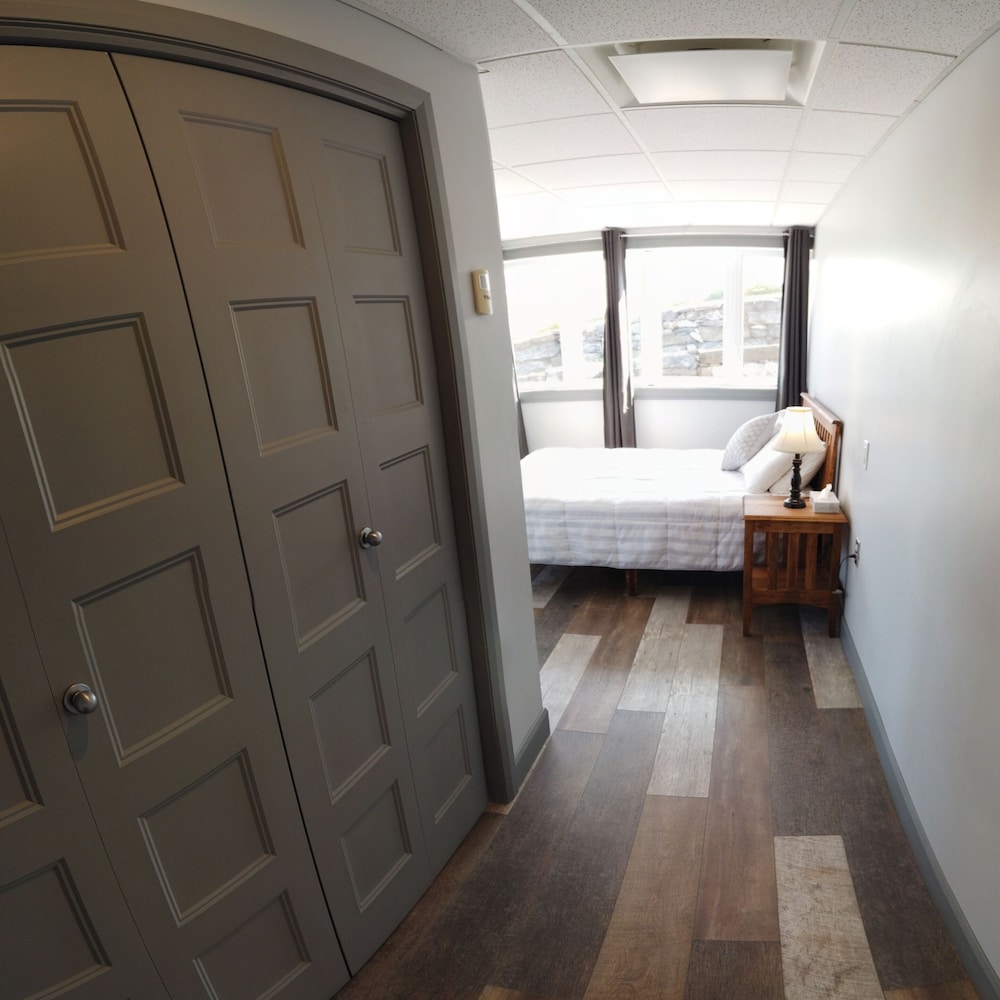 Comfort Room, 1 Queen Bed, Non Smoking, Refrigerator & Microwave photo 2