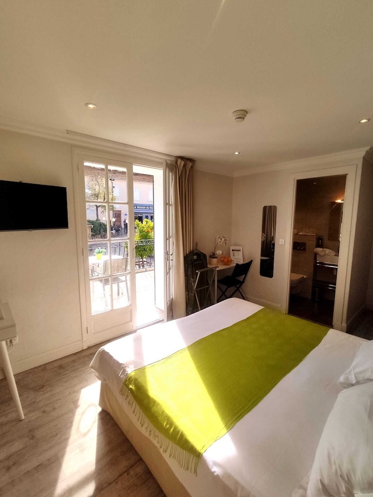 Superior Double Room, 1 King Bed, Private Bathroom (Chambre Napoule, vue fontaine)
