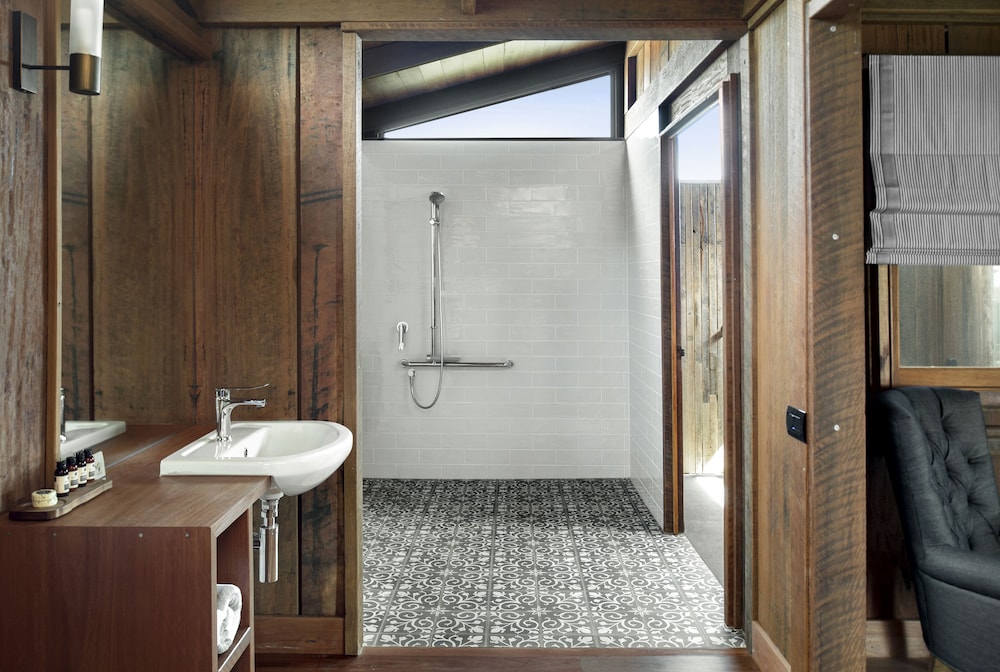 Accessible Luxury Cabin - Photo 5