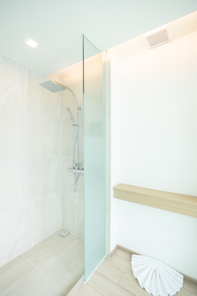 Suite, Bathtub - Photo 13