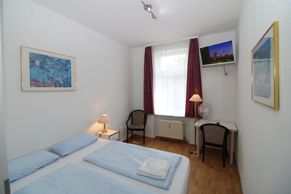 Basic Double Room, Non Smoking - Photo 1
