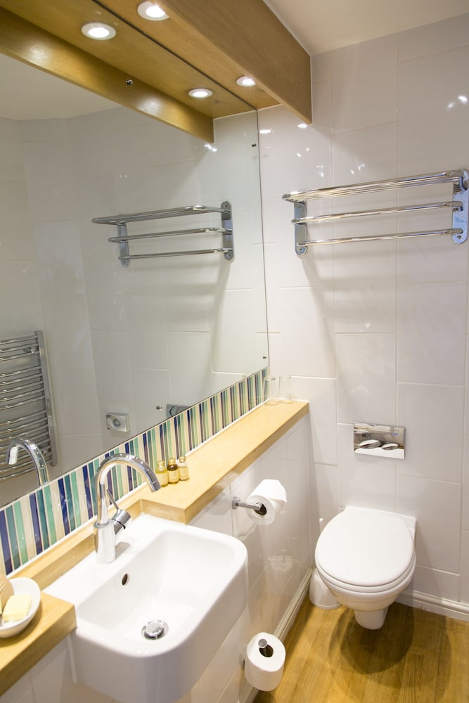 Classic Double Room, Ensuite - Photo 13