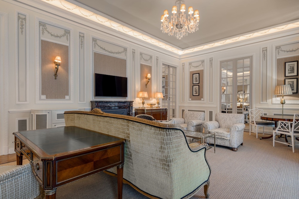 Presidential Suite, 1 King Bed, Garden View thumbnail 6