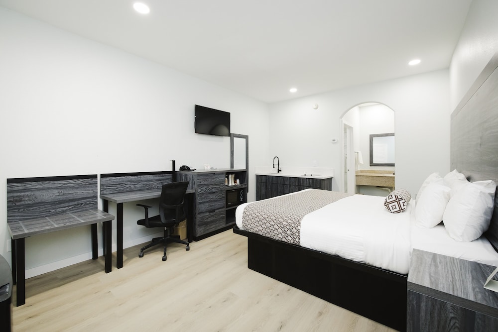 Standard Room, 1 King Bed, Non Smoking, Kitchenette photo 2