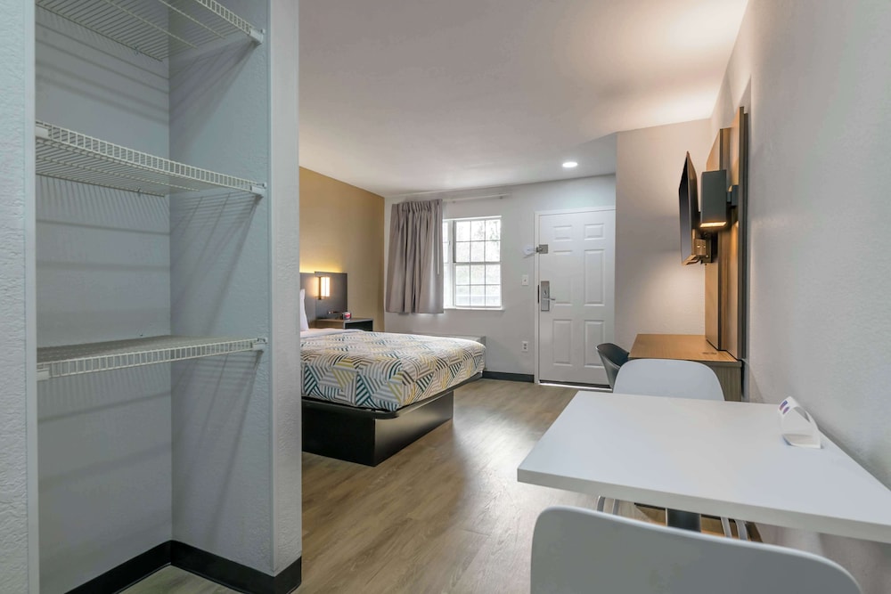 Standard Room, 1 Queen Bed, Non Smoking, Kitchenette - Photo 4