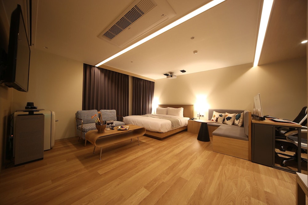 Premium Double Room (Massage chair)